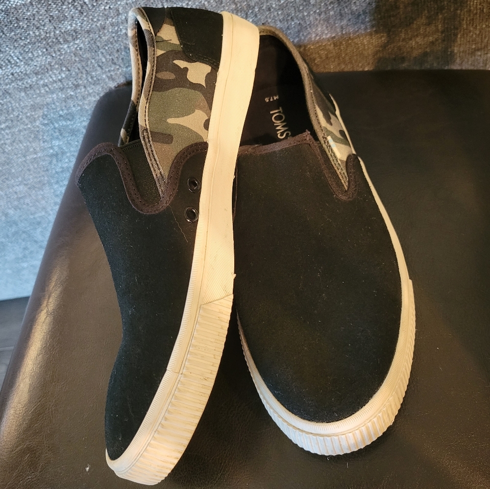 Womans 9, Mens 7.5 Tom's Baja slip on shoes